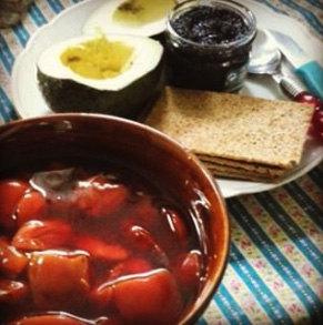 Breakfast - epic plum kisel' and Finnish sour crackers with avocado and fake caviar. :3